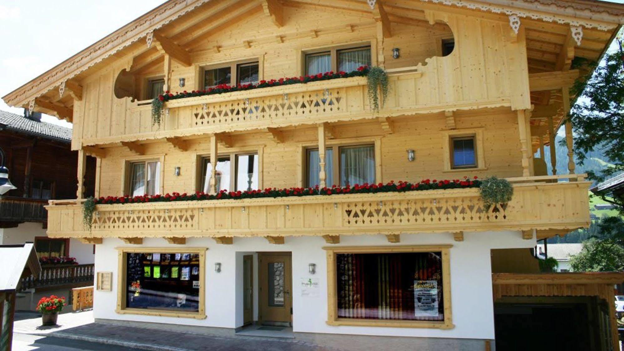 Das Gaestehaus Schneider Am Dorfplatz Alpbach Exterior foto